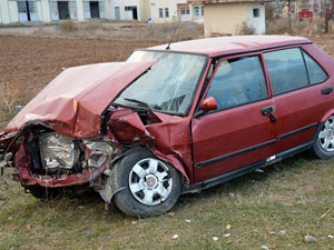 İki araç kafa kafaya çarpıştı! 6 yaralı!