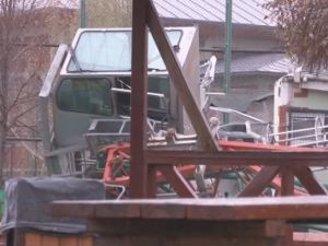 Vinç spor tesislerine devrildi: 2 ölü