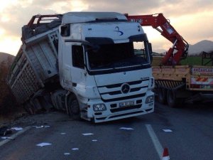 Kömür Yüklü Tır Yan Yattı