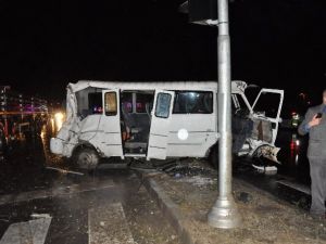 Öğrencilerin bulunduğu minibüs TIR’la çarpıştı: 16 yaralı