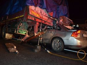 Hurdaya dönen otomobilde can verdi