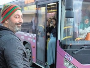 Cem Yılmaz, otobüs durağında!