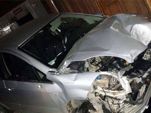 Otomobil iş yerine girdi!