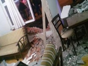 Televizyon izlerken eve araç girdi!