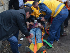 Duvara çarpan motosiklet sürücüsü hastanelik oldu!