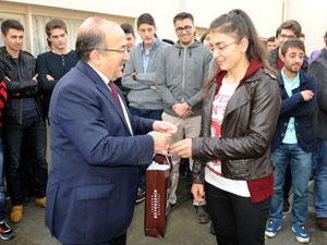 Büyükşehir dershanesindeki öğrencilere hazırlık seti hediye edildi!