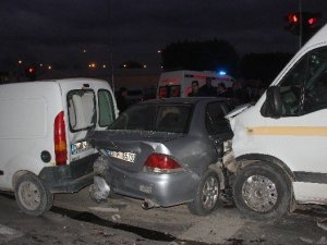 6 Araç Birbirine Girdi: 8 Yaralı