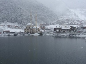 Uzungöl’de Mevsimin İlk Karı Eşsiz Manzaralar Oluşturdu