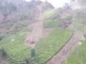 Rize'de bir köy kayıyor