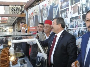 Hemşehrisi Bakan Olunca Bedava Tatlı Dağıttı