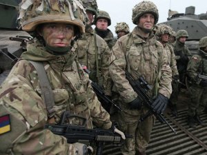 Kadın askerlere savaş yolu göründü