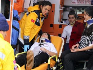 Öğrenci servisi otomobille çarpıştı: 9 yaralı