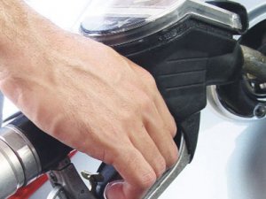 Akaryakıt fiyatında iki indirim bir zam!