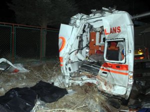 Kazaya müdahale eden ekiplere TIR çarptı: 2 ölü 4 yaralı