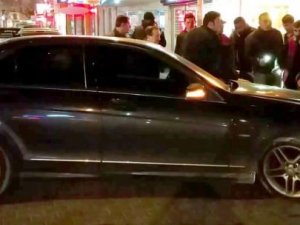 Kediyi kurtarmak için son model aracını söktürdü