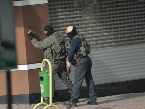 Kuyumcuya girip rehin aldılar!