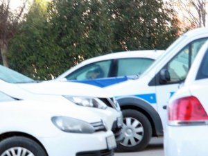 Ekmek almaya çıkan polis başından vuruldu