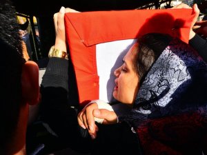 Şehidin tabutuna 1.5 aylık oğlunun battaniyesi örtüldü