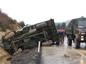 Askeri araç devrildi: Yaralılar var