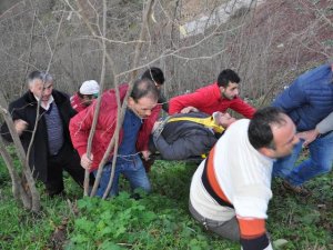 Otomobil uçuruma yuvarlandı! 2 yaralı