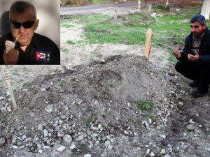 Cep telefonu ve elbiseleriyle defnedildi!