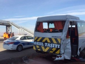 Öğrenci servisi kamyonla çarpıştı: 16 yaralı