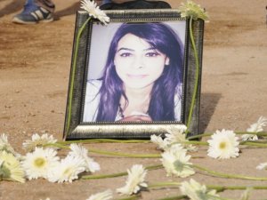 Öldüğü yere çiçek bıraktılar