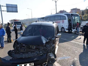 Yolcu otobüsü ile otomobil çarpıştı!