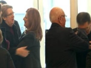 O bizden biri: Abisinin elini öptü