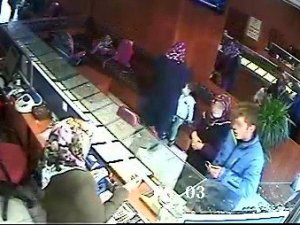 Ninesinin bileziğini bıçak zoruyla alıp kuyumcuda bozdurdu