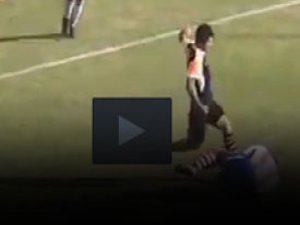 İnsanlık dışı olay! Rakibinin yüzüne tekme...