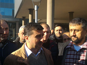 Çimento Fabrikası işçileri Belediye önünde!