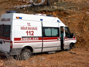 Trabzon'dan dönen ambulans şarampole yuvarlandı!