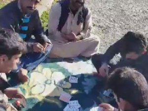 Çocuklar dilendi babaları iskambil oynadı
