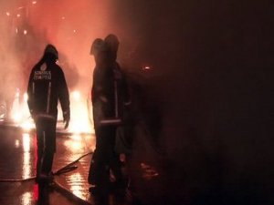 Terör yandaşları 13 aracı kundakladı