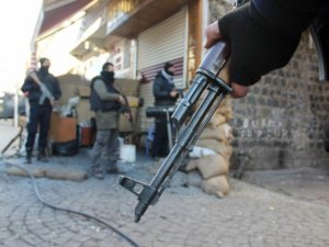 Sur’da 4 polis yaralandı: Birinin durumu ağır