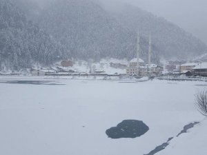 Uzungöl’de soğuk hava etkili oldu: Gölün yüzeyi kısmen don
