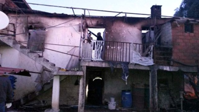 İki çocuk evde yanarak öldü