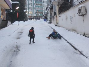 Kapanan yolu kayak pistine çevirdiler!