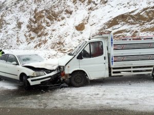 Kaygan yol kazayı getirdi: 2 yaralı