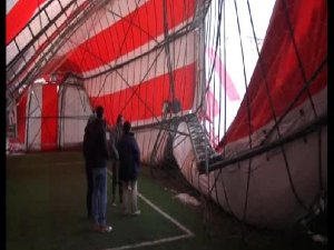 Halı sahanın çatısı çöktü