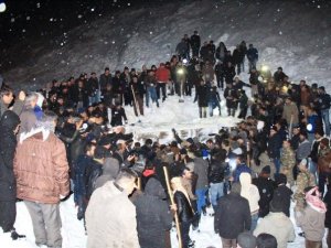 Çığ altında can pazarı: 1 ölü