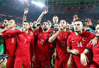 Millilere Hollandalı hakem