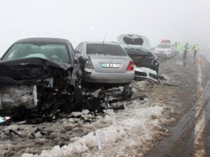 12 araçlık zincirleme kaza: 8 yaralı