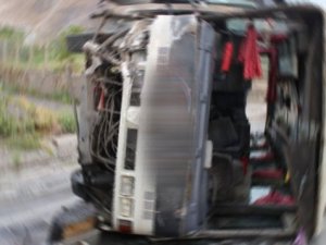 Yolcu minibüsü devrildi: 15 yaralı