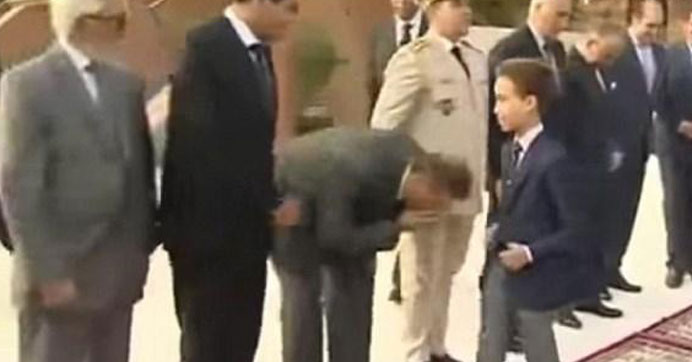 Fas Kralının oğlu bu kez elini öptürmek istemedi