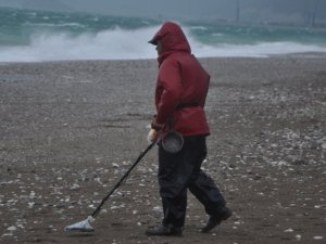 Dedektörü alıp sahile koştu