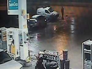 Araç petrol istasyonuna böyle uçtu