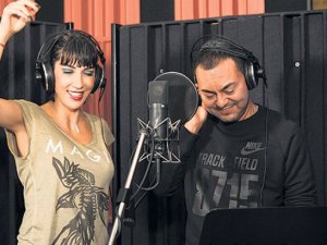 Hande Yener Ft. Serdar Ortaç İki Deli şarkısı dinle - Hande Yener ve Serdar Ortaç düeti