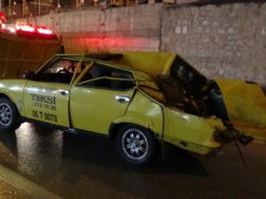 İş makinesi taksinin üzerine düştü: 1 ölü